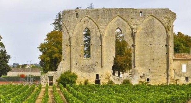 Marché des Producteurs de Pays près du Cloître de Saint Emilion avec le Château Haut de Lerm